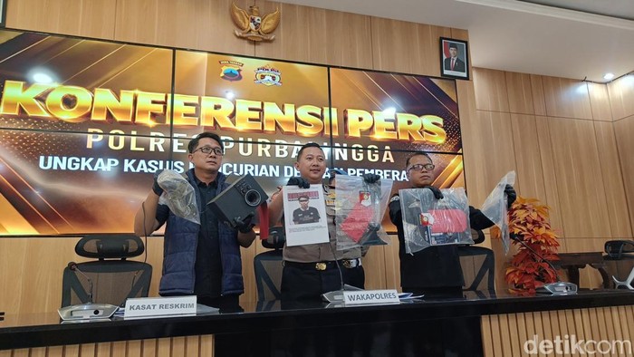 Wakapolres Purbalingga, Kompol Agus Amjat Purnomo (tengah) saat ungkap kasus pencurian, Rabu (21/10/2026).
