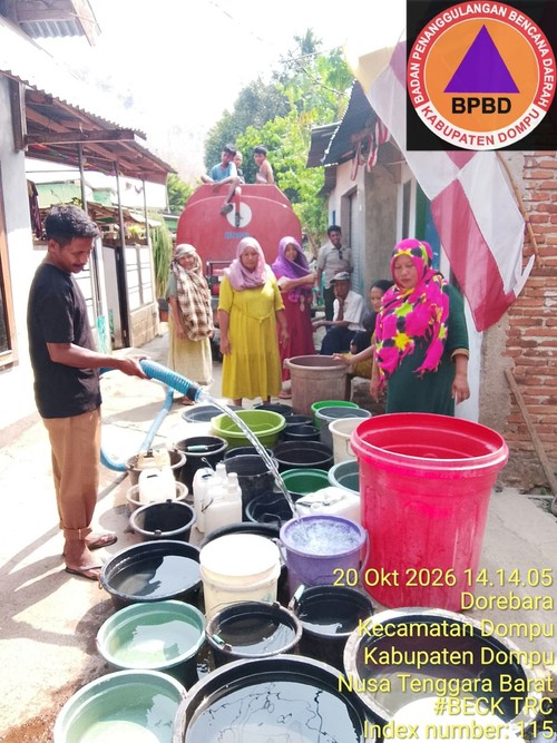 Warga di Desa Dorebara, Kecamatan Dompu NTB, mengantri air bersih yang disalurkan oleh BPBD Dompu. (Dok. BPBD Dompu)