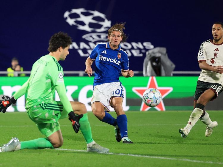 Empat Gol Como Hancurkan MU di Liga Champions