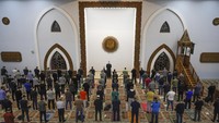 Interiornya memakai material kayu, terlihat pada hiasan di dinding, tangga, dan pilarnya. Tapi karena mengalami kerusakan, akhirnya ornamen kayu tersebut direstorasi. Foto: Anadolu Agency via Getty Images/Anadolu
