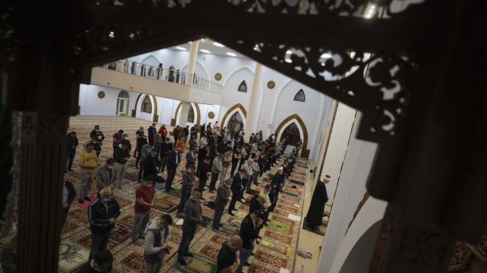 SARAJEVO, BOSNIA AND HERZEGOVINA - MAY 13: Muslims perform the first tarawih prayer of the Islamic holy month of Ramadan together in Istiqlal Mosque as mosques are reopened after coronavirus (COVID-19) pandemic precautions began to be partially lifted in Sarajevo, Bosnia and Herzegovina on May 13, 2020. Muslims were allowed to perform congregational fajr (morning), maghrib (evening), isha (night) and tarawih prayers in the mosques. (Photo by Samir Jordamovic/Anadolu Agency via Getty Images)