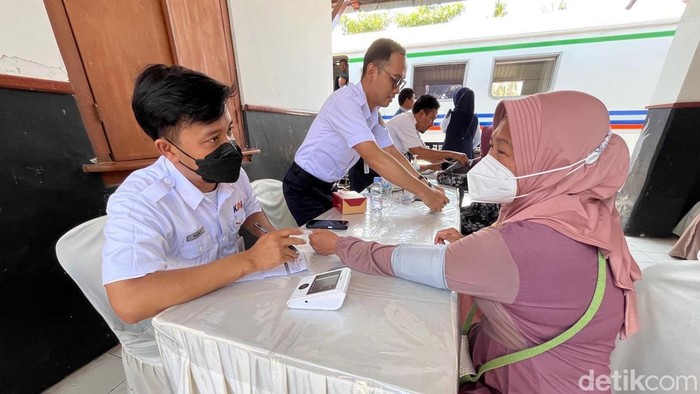 150 warga sepanjang jalur kereta di Banyuwangi mendapatkan layanan kesehatan kereta api di stasiun Singojuruh Banyuwangi.