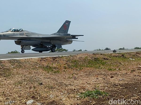 Potret 4 Pesawat Tempur Mendarat di Tol Paspro