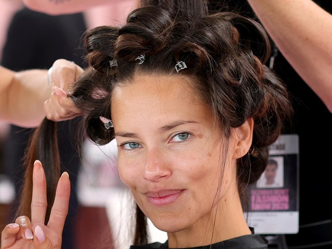 Adriana Lima kembali ke runway Victoria&rsquo;s Secret di usia 54 tahun. Wajahnya yang tanpa makeup sebelum tampil di catwalk Victoria&rsquo;s Secret terlihat penuh pesona di usia yang sudah kepala lima. Foto: Getty Images for Victorias Secr/Dimitrios Kambouris