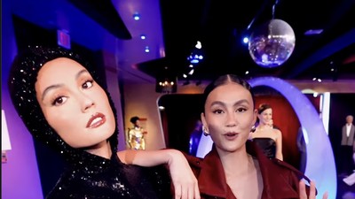Gokil! Pose Agnez Mo dengan Patung Lilin di Madame Tussauds Hollywood