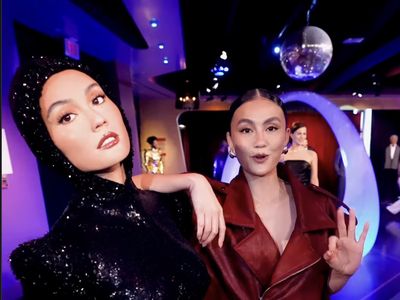 Gokil! Pose Agnez Mo dengan Patung Lilin di Madame Tussauds Hollywood