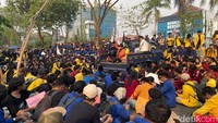 Krisis lingkungan akibat kebakaran hutan dan lahan serta masalah air bersih telah melanda Kalimantan Selatan selama hampir tiga bulan, memicu aksi demonstrasi mahasiswa Universitas Lambung Mangkurat (ULM) bersama berbagai elemen masyarakat di kantor DPRD Kalimantan Selatan. Foto: Khairun Nisa/detikKalimantan