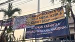 Potret Demo Mahasiswa di DPRD Kalsel Ricuh-Robohkan Pagar
