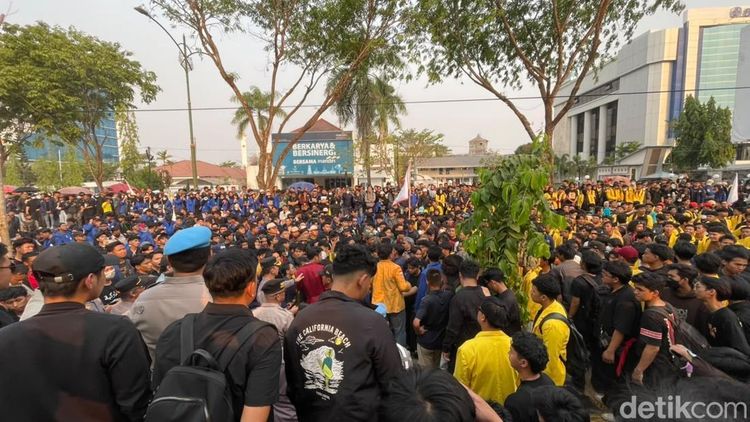 Potret Demo Mahasiswa di DPRD Kalsel Ricuh-Robohkan Pagar