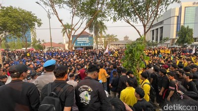 Potret Demo Mahasiswa di DPRD Kalsel Ricuh-Robohkan Pagar