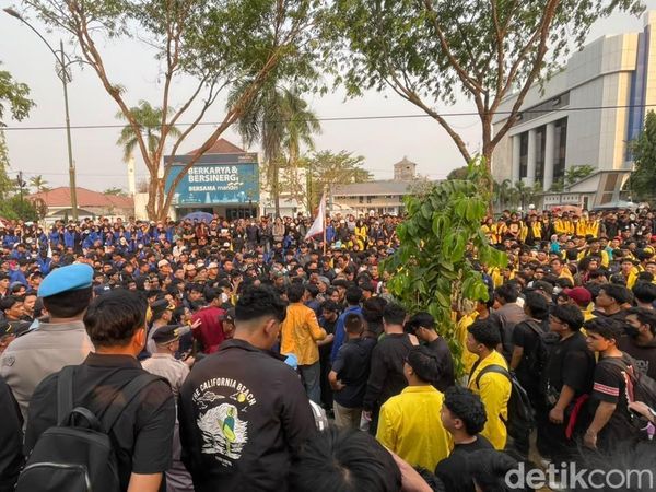 Potret Demo Mahasiswa di DPRD Kalsel Ricuh-Robohkan Pagar