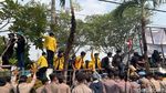Potret Demo Mahasiswa di DPRD Kalsel Ricuh-Robohkan Pagar