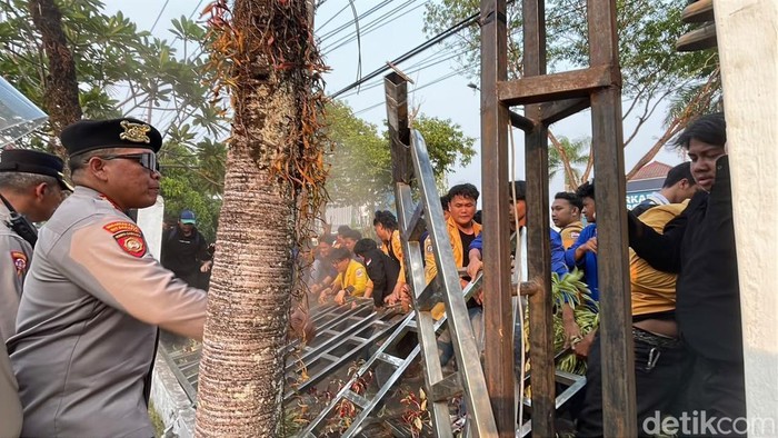 Aksi demonstrasi mahasiswa di gedung DPRD Kalsel, Kamis (22/10/2026).