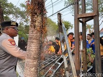 Rusuh Dua Kali, Massa Robohkan 4 Pagar Gedung DPRD Kalsel