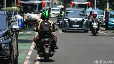 Aksi Menantang Maut Pemotor Lawan Arah di Menteng