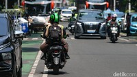 Aksi Menantang Maut Pemotor Lawan Arah di Menteng