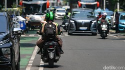 Aksi Menantang Maut Pemotor Lawan Arah di Menteng