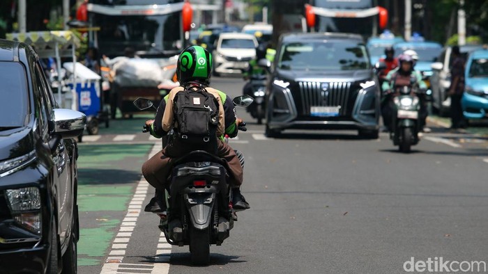 Pesepeda motor melawan arus saat melintas di Jalan KH Wahid Hasyim, Menteng, Jakarta Pusat, Rabu (14/10/2026). Melawan arus lalu lintas sangat berbahaya karena dapat memicu tabrakan frontal dengan kecepatan tinggi, mengancam keselamatan nyawa, serta melanggar Undang-Undang Nomor 22 Tahun 2009 tentang Lalu Lintas dan Angkutan Jalan.