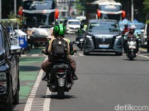 Aksi Menantang Maut Pemotor Lawan Arah di Menteng