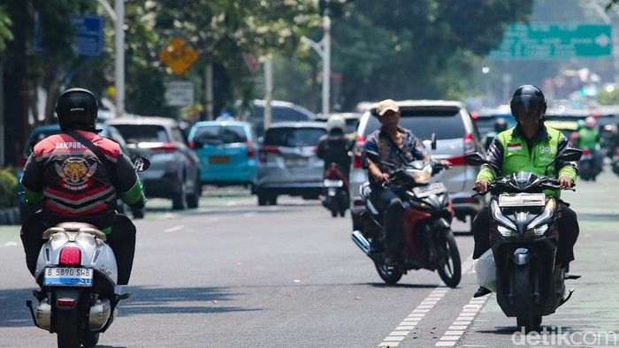 Pesepeda motor melawan arus saat melintas di Jalan KH Wahid Hasyim, Menteng, Jakarta Pusat, Rabu (14/10/2026). Melawan arus lalu lintas sangat berbahaya karena dapat memicu tabrakan frontal dengan kecepatan tinggi, mengancam keselamatan nyawa, serta melanggar Undang-Undang Nomor 22 Tahun 2009 tentang Lalu Lintas dan Angkutan Jalan.