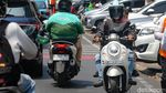 Aksi Menantang Maut Pemotor Lawan Arah di Menteng