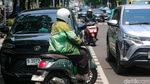 Aksi Menantang Maut Pemotor Lawan Arah di Menteng