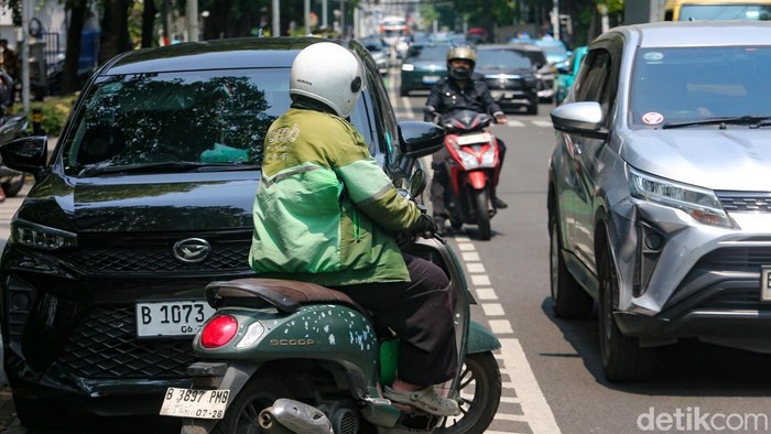 Pesepeda motor melawan arus saat melintas di Jalan KH Wahid Hasyim, Menteng, Jakarta Pusat, Rabu (14/10/2026). Melawan arus lalu lintas sangat berbahaya karena dapat memicu tabrakan frontal dengan kecepatan tinggi, mengancam keselamatan nyawa, serta melanggar Undang-Undang Nomor 22 Tahun 2009 tentang Lalu Lintas dan Angkutan Jalan.