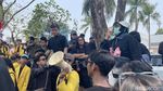 Potret Demo Mahasiswa di DPRD Kalsel Ricuh-Robohkan Pagar
