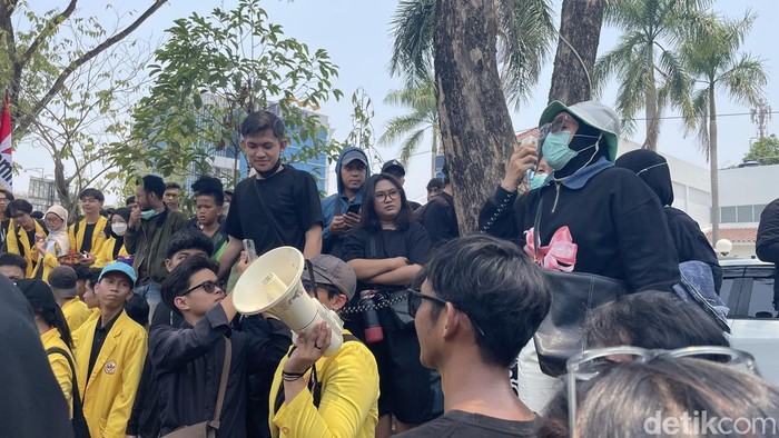 Aksi unjuk rasa di depan DPRD Kalsel, Kamis (22/10/2026).