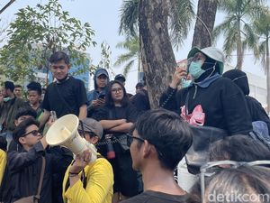 Emak-emak Ikut Turun dalam Aksi di DPRD Kalsel: Mana Tanggung Jawab Pemerintah?