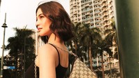 Menghadap ke samping dengan pandangan teduh, Anne Curtis Smith memamerkan siluet cantiknya di tengah area perkotaan yang dipenuhi gedung bertingkat. (Foto: dok Instagram annecurtissmith)