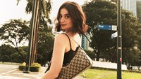 Anne Curtis Smith tampil elegan dan stylish dengan gaya busana all-black. Ia berpose menengok ke arah kamera dengan senyuman manis sembari menjinjing tas bermotif monogram. (Foto: dok Instagram annecurtissmith)