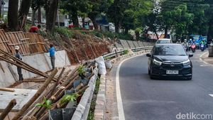Antisipasi Longsor, Turap Dibangun di Jalan Adhyaksa Lebak Bulus