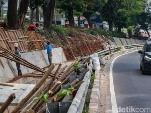 Antisipasi Longsor, Turap Dibangun di Jalan Adhyaksa Lebak Bulus