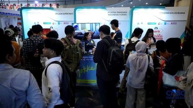 Antrean panjang pencari kerja tampak mengular di area Convention Hall SMESCO, Jakarta Selatan, pada Kamis (22/10/2026). Antrean panjang pencari kerja tampak mengular di area Convention Hall SMESCO, Jakarta Selatan, pada Kamis (22/10/2026). (CNBC Indonesia/Tri Susilo)