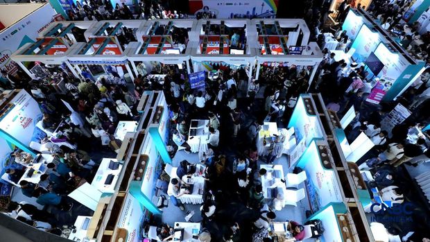 Antrean panjang pencari kerja tampak mengular di area Convention Hall SMESCO, Jakarta Selatan, pada Kamis (22/10/2026). Antrean panjang pencari kerja tampak mengular di area Convention Hall SMESCO, Jakarta Selatan, pada Kamis (22/10/2026). (CNBC Indonesia/Tri Susilo)