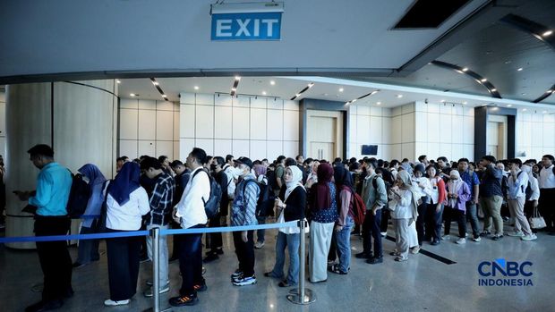 Antrean panjang pencari kerja tampak mengular di area Convention Hall SMESCO, Jakarta Selatan, pada Kamis (22/10/2026). (CNBC Indonesia/Tri Susilo)