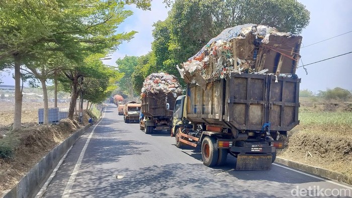 Antrean truk pengangkut sampah dampak kebakaran TPA Supiturang