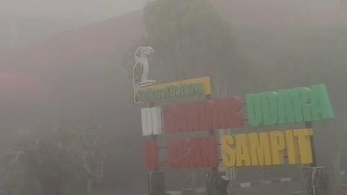 Bandara H Asan Sampit diselimuti kabut asap.