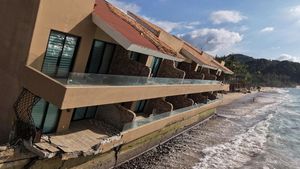 Bangunan Hotel di Pantai Meksiko Rusak, Strukturnya Condong ke Laut