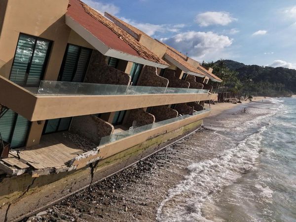 Bangunan Hotel di Pantai Meksiko Rusak, Strukturnya Condong ke Laut