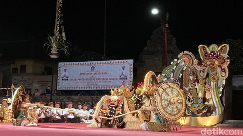 Pertunjukan Barong Ket Nusa Penida di malam lomba bapang barong Aksiku 2026 di Alun-alun Ida Dewa Agung Jambe, Klungkung, Bali, Kamis (22/10/2026) malam.