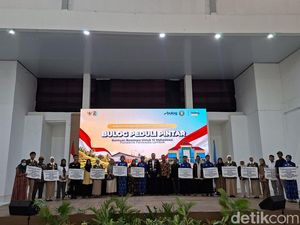 Bulog Salurkan Beasiswa Rp 253 Juta untuk 12 Anak Petani di Poltekpar Lombok