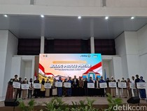 Bulog Salurkan Beasiswa Rp 253 Juta untuk 12 Anak Petani di Poltekpar Lombok