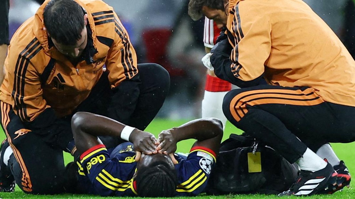 Winger Arsenal Bukayo Saka mengalami cedera dalam laga melawan Bayern Munich. Foto: Kai Pfaffenbach/REUTERS