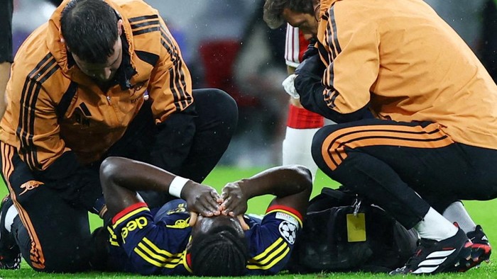 Soccer Football - UEFA Champions League - Bayern Munich v Arsenal - Allianz Arena, Munich, Germany - October 21, 2026  Arsenals Bukayo Saka receives medical attention after sustaining an injury REUTERS/Kai Pfaffenbach