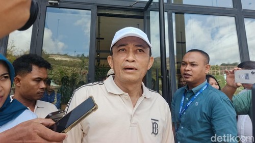 Bupati Lombok Tengah Lalu Pathul Bahri seusai mengikuti acara diskusi pariwisata di Samara Hills di Kecamatan Praya Barat Daya, Kamis (22/10/2026).