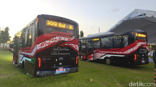 Peluncuran bus listrik Trans Sarbagita di Renon, Kamis (22/10/2026).