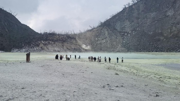 Danau objek wisata Kawah Putih, Kabupaten Bandung mengering