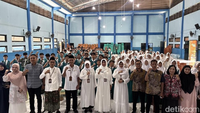 Deklarasi dan Edukasi Publik Serentak Pelindungan Anak di Ruang Digital di SMPN 2 Sidoarjo.